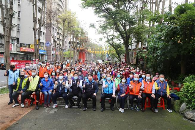 新北市中和区公所于「金山板南公园」步道中段种植24株山樱花，中和区长赖俊达今（5日）邀请市议员、地方里长等一同见证已冒出嫩绿新叶的枝枒。（中和区公所提供）