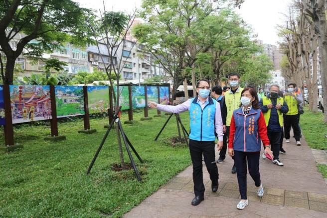 新北市中和区公所于「金山板南公园」步道中段种植24株山樱花，中和区长赖俊达今（5日）邀请市议员、地方里长等一同见证已冒出嫩绿新叶的枝枒。（中和区公所提供）