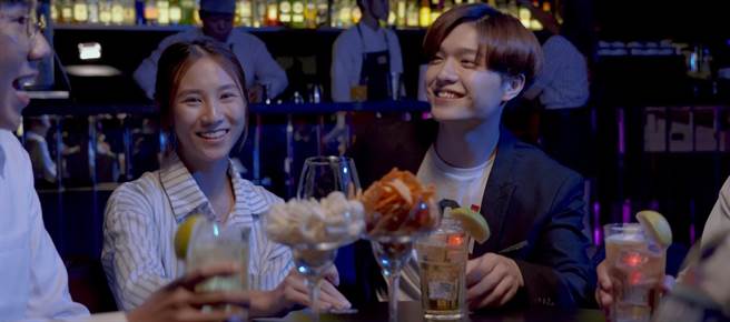 王硕瀚（右）与醒吾科大同学拍摄《我在追剧找世界》。（伊林娱乐提供）