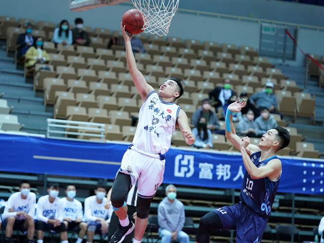 世新後衛陳建銘一個人持球快攻上籃取分。(大專體總提供)