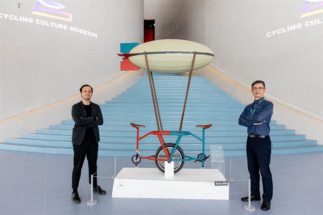 艺术家Michael Vincent Manalo（左）、自行车文化探索馆营运总监汪家灏，推动六个故事 x六台单车，由真实故事出发，探索自行车的无限可能。（自行车文化探索馆提供／卢金足台中传真） 