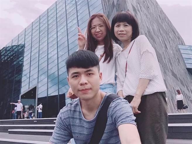 大甲派出所员警张赫宥母亲罹患肝癌，他毫不犹豫捐肝救母孝行感人。（大安区公所提供／陈淑娥台中传真）