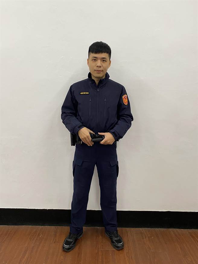 大甲派出所员警张赫宥母亲罹患肝癌，他毫不犹豫捐肝救母孝行感人。（陈淑娥摄）