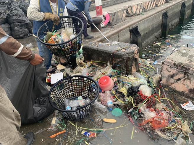 台南市将军渔港出现大批海漂垃圾，渔港所打捞出数十袋。(读者提供／刘秀芬台南传真)