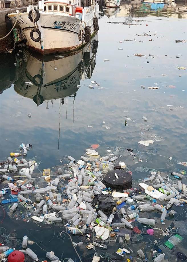 台南市将军渔港出现大批海漂垃圾，渔港所打捞出数十袋。(读者提供／刘秀芬台南传真)