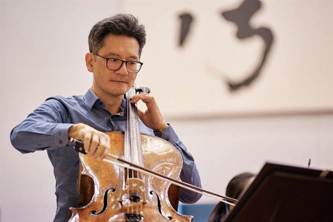 享誉国际的大提琴家杨文信再度来台，将与旅德青年指挥家杨书涵同台，演出曲目为在台较少听见的魏因贝格大提琴协奏曲。（国家交响乐团提供）
