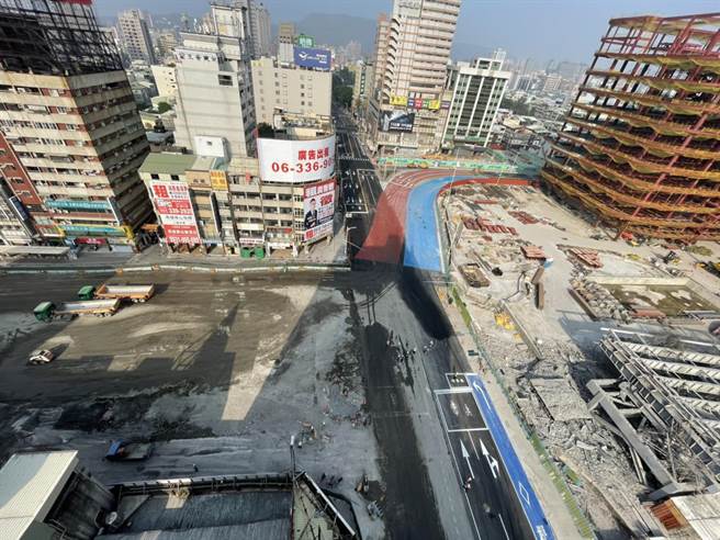 中博高架桥拆除工程进入尾声，高雄市副市长林钦荣一早就到工地应变中心进行视察，截至5日清晨，工程进度已达86.3％。（洪浩轩摄）