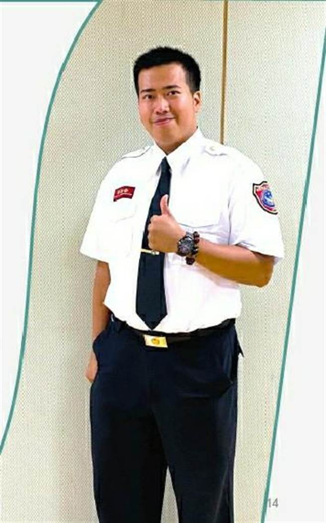 桃园市桃园区力行路上午发生一起小货车与机车碰撞事故，休假消防员廖伟霖发现，随即协助救人。（桃园消防分队提供／赖佑维桃园传真）