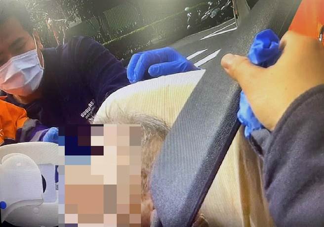 桃园市桃园区力行路上午发生一起小货车与机车碰撞事故，休假消防员廖伟霖发现，随即协助救人。（桃园消防分队提供／赖佑维桃园传真）