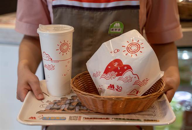 摩斯汉堡经典汉堡外包装与饮料杯也换上新造型，欢庆三十周年。（安心食品提供）