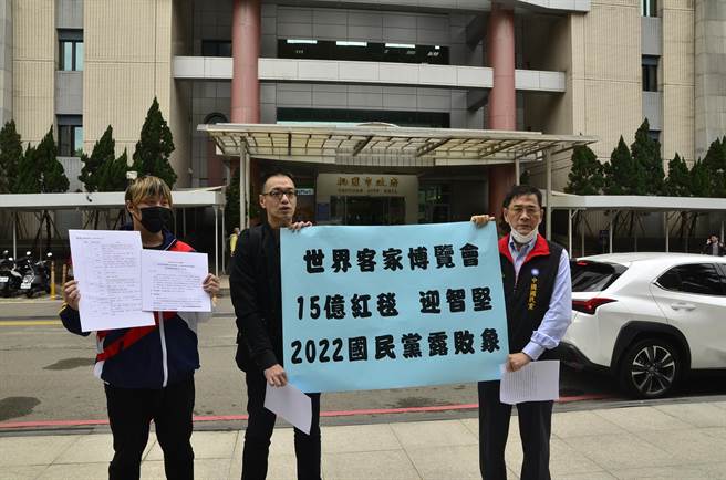 客家委员会和桃园市政府合作，明年7月举办客家博览会，反仇恨政治动员公民团体召集人毛嘉庆（中）、国民党中央委员史硕仁（右）、Youtuber寒国人批评烟火式活动犹如选举绑桩。（赖佑维摄）