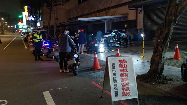龟山警分局、桃园市环保局日前联合稽查，4小时拦查31辆车，竟有22辆、7成不合格。（警方提供／赖佑维桃园传真）