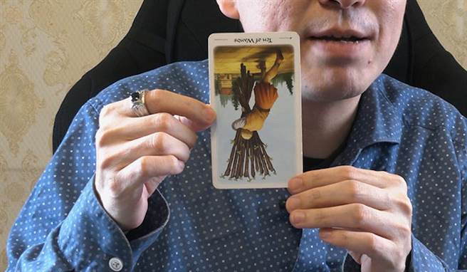 幫蔣萬安的牌是權杖十逆位，代表他現在壓力很大。(攝影/陳宏睿)