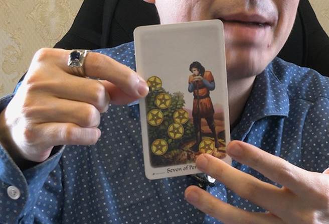 陳時中的牌為錢幣七正位，代表他現在很忙，想要打選戰又想要顧防疫，對於未來也很有焦慮感。(攝影/陳宏睿)