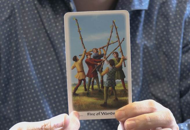 黃珊珊的牌是權杖五正位，代表她會被兩派夾擊。(攝影/陳宏睿)