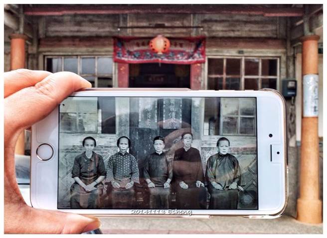 黄一盛利用手机内阿祖妯娌的黑白照，与老家古厝现今的样貌完整接合。（黄一盛提供）