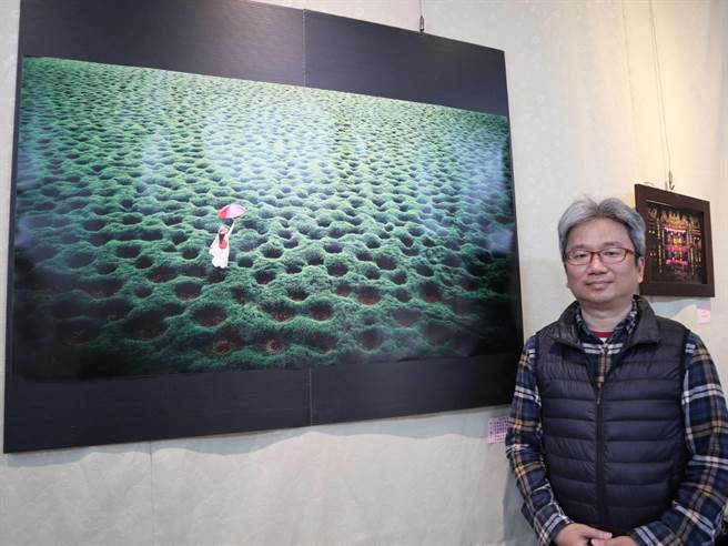 黄一盛本月受邀在朴子高明寺办摄影展，并精选30余幅作品。（张毓翎摄）