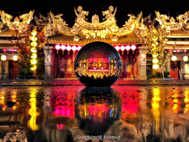 黄一盛以水晶球和地面积水，所描绘的朴子配天宫倒影。（黄一盛提供）