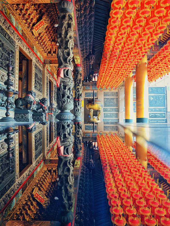 黄一盛手机镜头下面，再用另一支手机垫着当镜面，拍出新港奉天宫的倒影。（黄一盛提供）