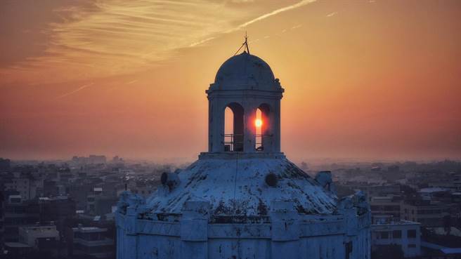 黄一盛利用空拍机拍摄夕阳刚好落在古蹟朴子水塔塔顶的画面，好似国外才能看到的场景。（黄一盛提供）