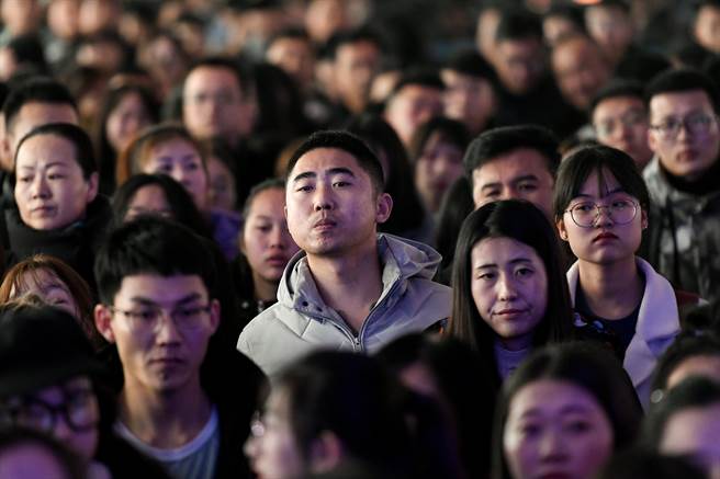 人口学者易富贤认为，中国人口的转折点出现在2012年，经济成长也在同一年减速，未来不只2028年经济总量超越不了美国，反而会在2035年出现经济增速低于美国的现象。（图／中新社）