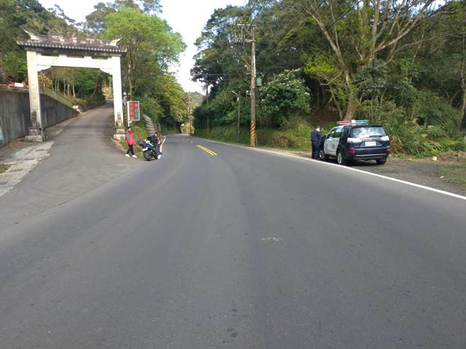 29岁王姓男子于今（5日）下午2时许，骑乘机车行经新北市北宜公路20.7公里处、新店往宜兰方向，要左转时突然遭28岁葛姓男子骑乘重型机车从后方追撞。（翻摄）