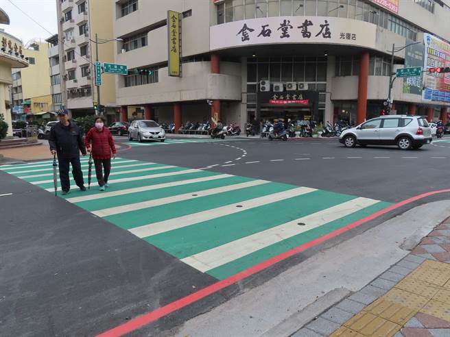 彰化市重要的44处路口全面纳入改善，斑马线改绿底，增加辨识度，并提高抗滑系数，行穿线退缩、并画设路口转弯虚线等，友善行人。（吴敏菁摄）