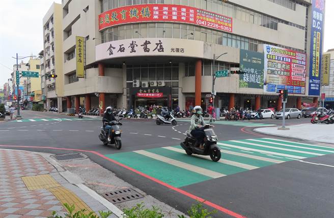 彰化市重要的44处路口全面纳入改善，斑马线改绿底，增加辨识度，并提高抗滑系数，行穿线退缩、并画设路口转弯虚线等，友善行人。（吴敏菁摄）