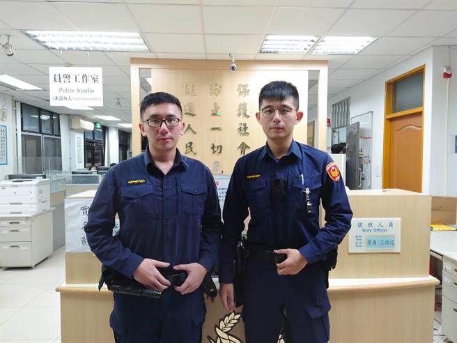 新北市新店警分局江陵派出所警員王信淳及簡瑞德協助迷途老翁返家。（新店警分局提供）