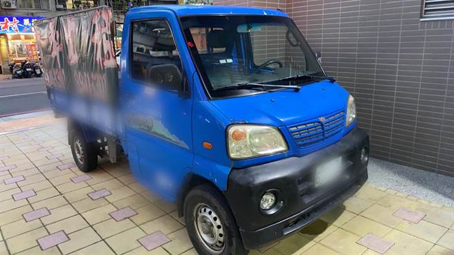 64岁谢姓男子今（5日）清晨6时许，驾驶租赁小货车于新北市中和区民享街某冷气行偷窃放置在店外的冷气、室内机外壳等物品，价值6万余元。（翻摄）