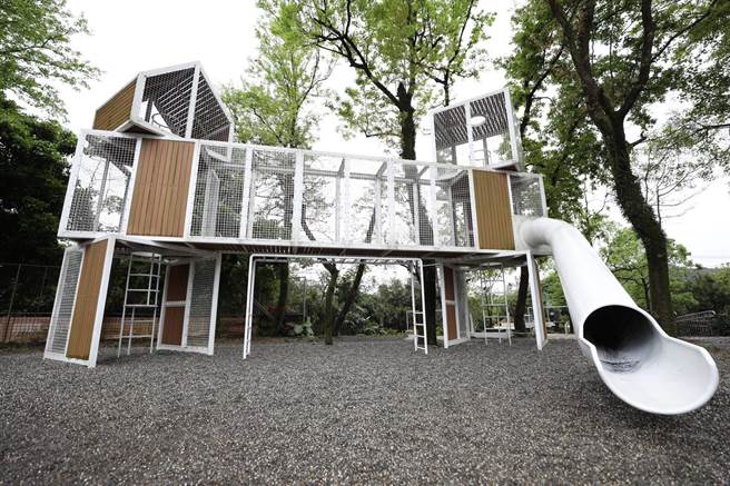 基隆「爱尚枫乐园」特色游戏场启用  林右昌：年底前7区完成。（吴康玮摄）