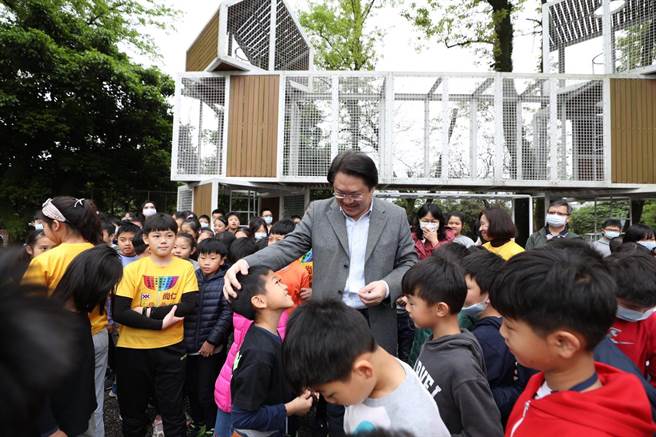 基隆「爱尚枫乐园」特色游戏场启用  林右昌：年底前7区完成。（吴康玮摄）