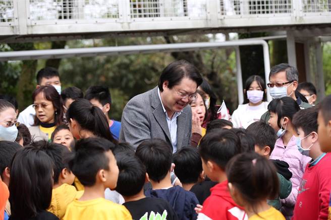 基隆「爱尚枫乐园」特色游戏场启用  林右昌：年底前7区完成。（吴康玮摄）