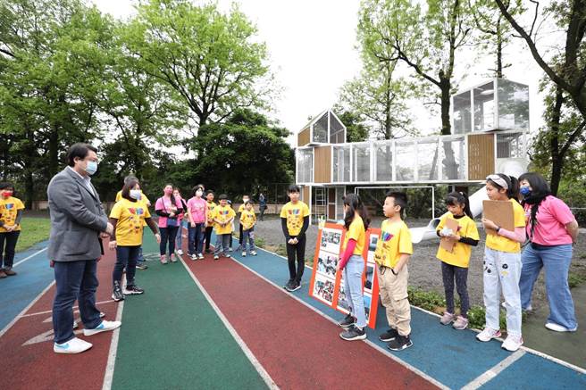 基隆「爱尚枫乐园」特色游戏场启用  林右昌：年底前7区完成。（吴康玮摄）
