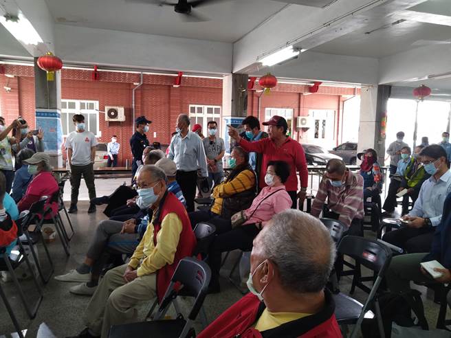 居民要求中油应增建避难所、聘用当地人才员，并比照台电给回馈金，双方场面一度争执火爆。(林雅惠摄)