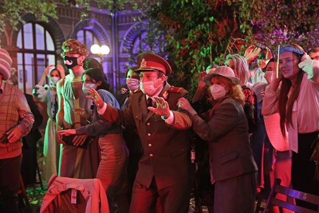 《倒楣性爱和疯狂A片》拍摄时所有人全都戴口罩演出。（海鹏影业提供）