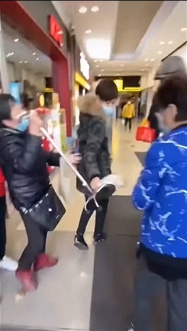 有民眾带着助行器来抢食物银行的免费食物。（翻摄微博）