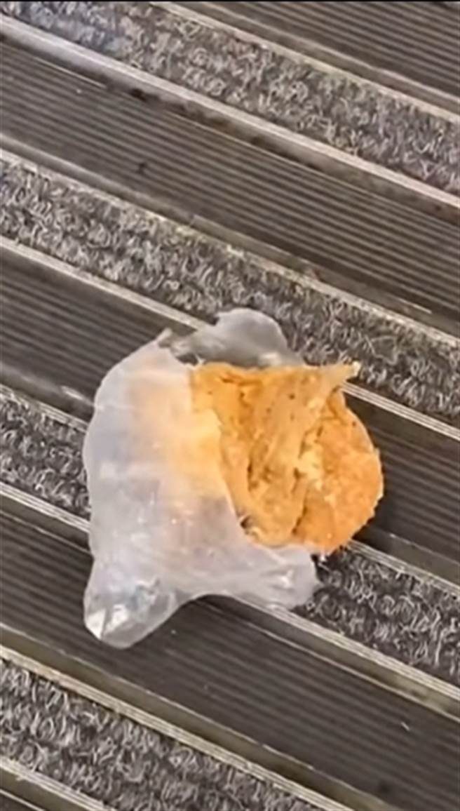 上海民眾疯抢食物银行，混乱之中有食物掉落地面。（翻摄微博）