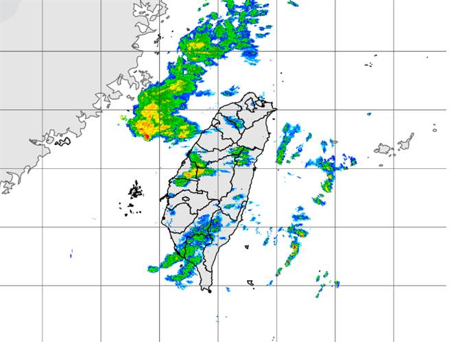 明天中午过后锋面报到，雨势加剧。（中央气象局提供）