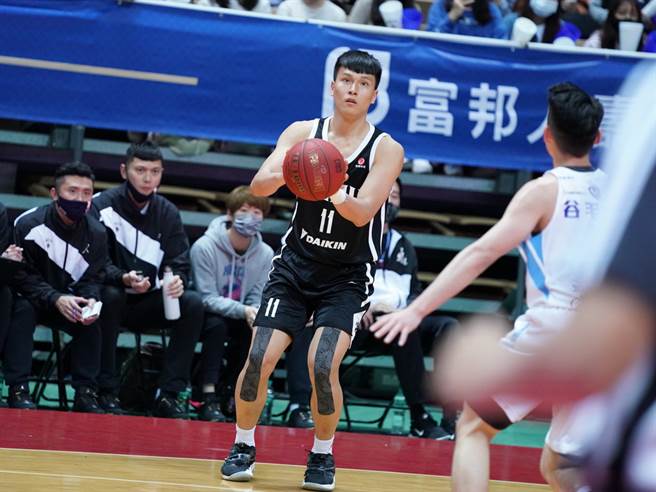 政大射手洪楷傑5日投進9顆三分球、獨拿37分，皆創UBA生涯新高紀錄。(大專體總提供)