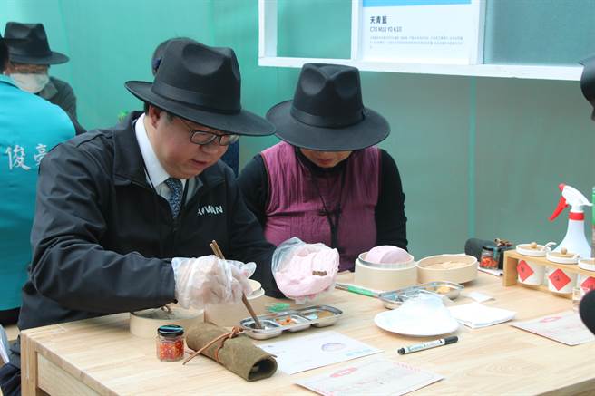 桃园市长郑文灿也穿上特务劲装，亲身体验制作剁椒酱、包酱瓜馒头等戏剧环节。（黄婉婷摄）