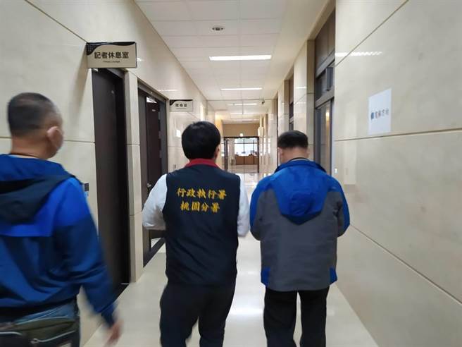 张姓男子积欠营业税、健保费、劳工保险费、劳退金195万余元，遭行政执行署桃园分署声请管收获准。（翻摄照片／赖佑维桃园传真）