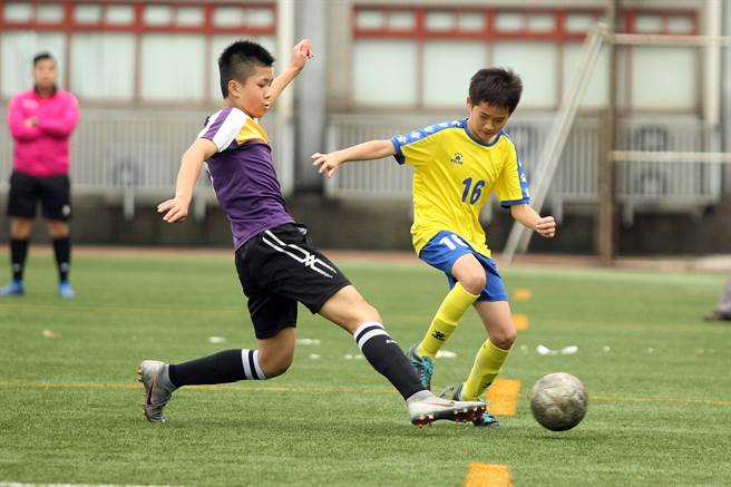 长乐国小曹宗佑（左）带领球队晋级。（迷你足球协会提供）