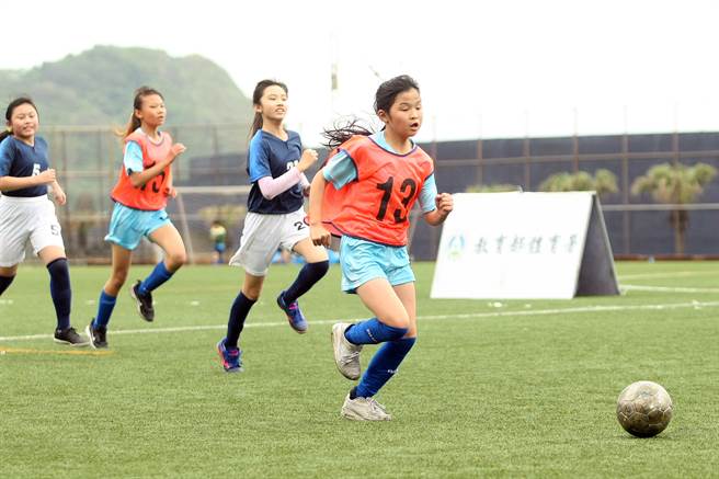 深澳国小预赛4战全胜拿下基隆区预赛女子组冠军。（迷你足球协会提供）