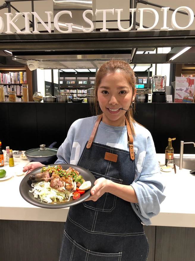 Mei举办料理分享会，除了教做菜，也分享夫妻相处之道。（源鑛娱乐提供）