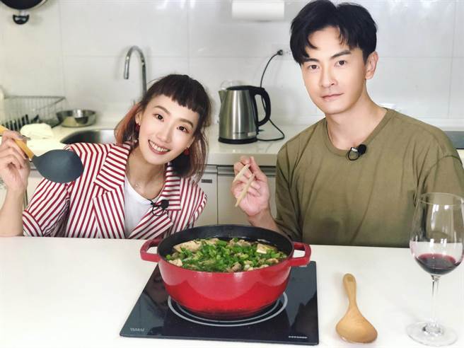 郑元畅邀请好友陆明君上「不专业厨房」节目。（最大国际娱乐提供）