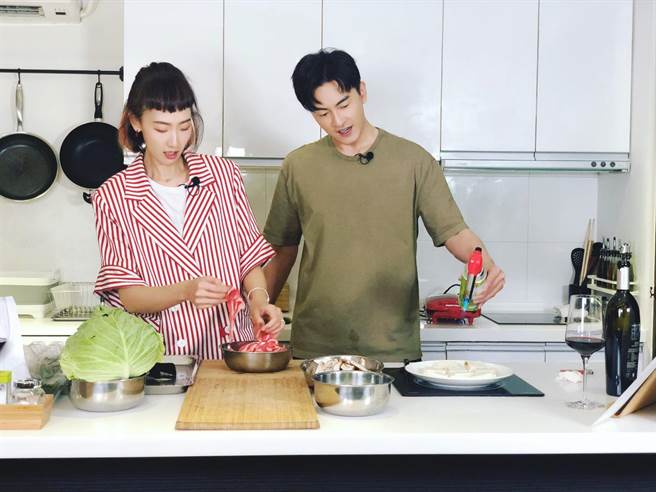 郑元畅在旁研究瓦斯喷枪，让陆明君很紧张。（最大国际娱乐提供）