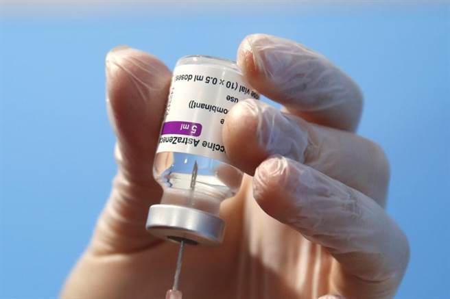 AZ疫苗目前已有包括德法英日等50多國批准使用，接種人數已達數十萬人，專家認為其防疫功效與安全性良好，除少部份人之外，大多數人都可放心接種。（圖／美聯社）