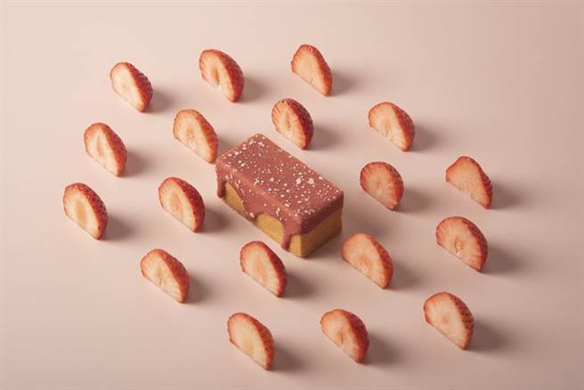 （滑順清甜的草莓可可、酸甜的蘋果內餡、濃郁奶油香的酥皮，與富有焦糖香氣的咖啡一拍即合。圖／微熱山丘提供）
