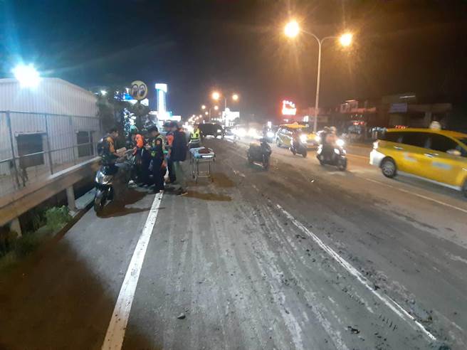 仁德区晚间近8时传出一辆水泥预拌车掉落泥土，造成地面泥泞，8机车骑士受轻伤。（台南市消防局提供／曹婷婷台南传真）